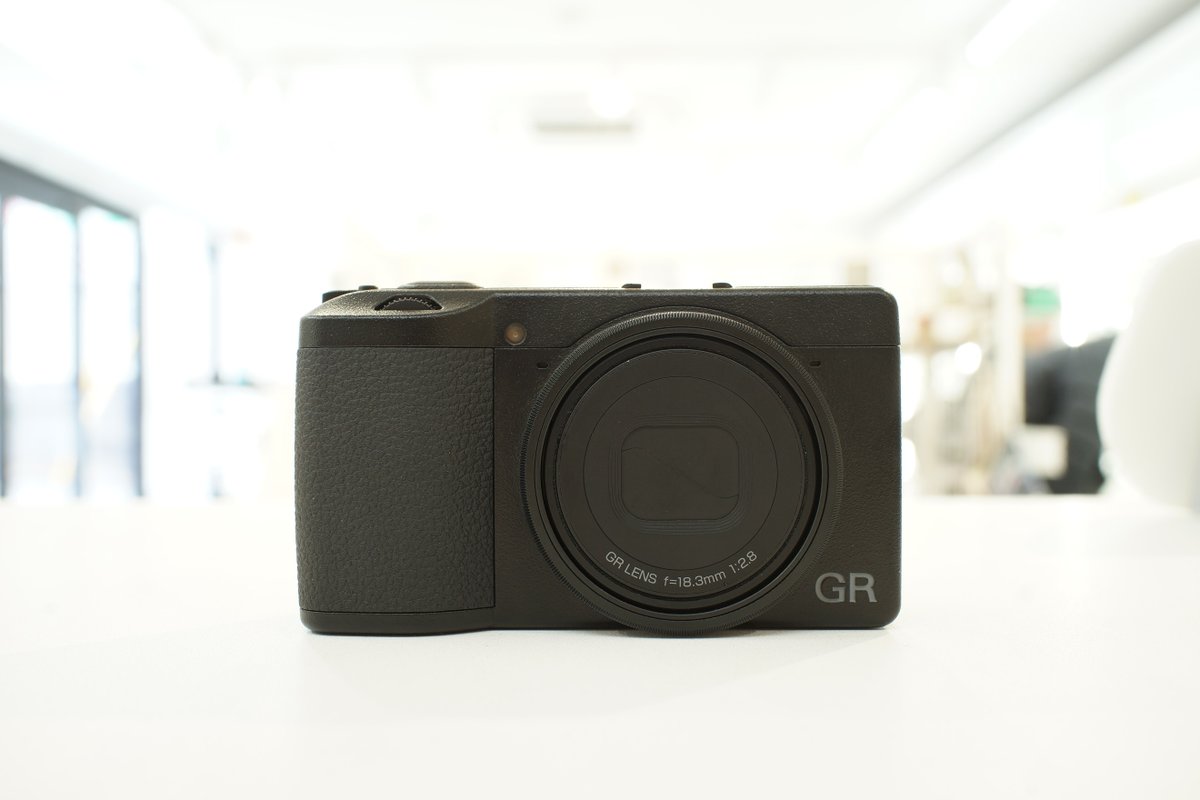 sanpoucamera's tweet image. 嘗てフィルムの時代には
GR21という広角モデルが存在した
デジタルのGRが登場して以降
28ｍｍ以外が出るなら、と
GR21のデジタル版を良そうしたユーザーは
とても多かったように思う
GRIIIxという40ｍｍ相当の登場に
「21」の登場ももしかしたら、と
妄想を遊ばしている
＃RICOH
＃GRIII
＃GRIIIｘ