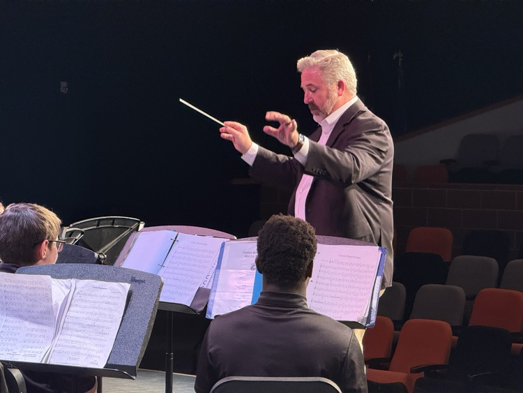 CMMSFoxes's tweet photo. The CMMS Symphonic Band performed at the Cedar Creek Concert Competition and earned a rating of "Excellent" on Stage. In Sight Reading we earned straight "Superior" ratings! Go Foxes! https://t.co/JdvmOdLY2v