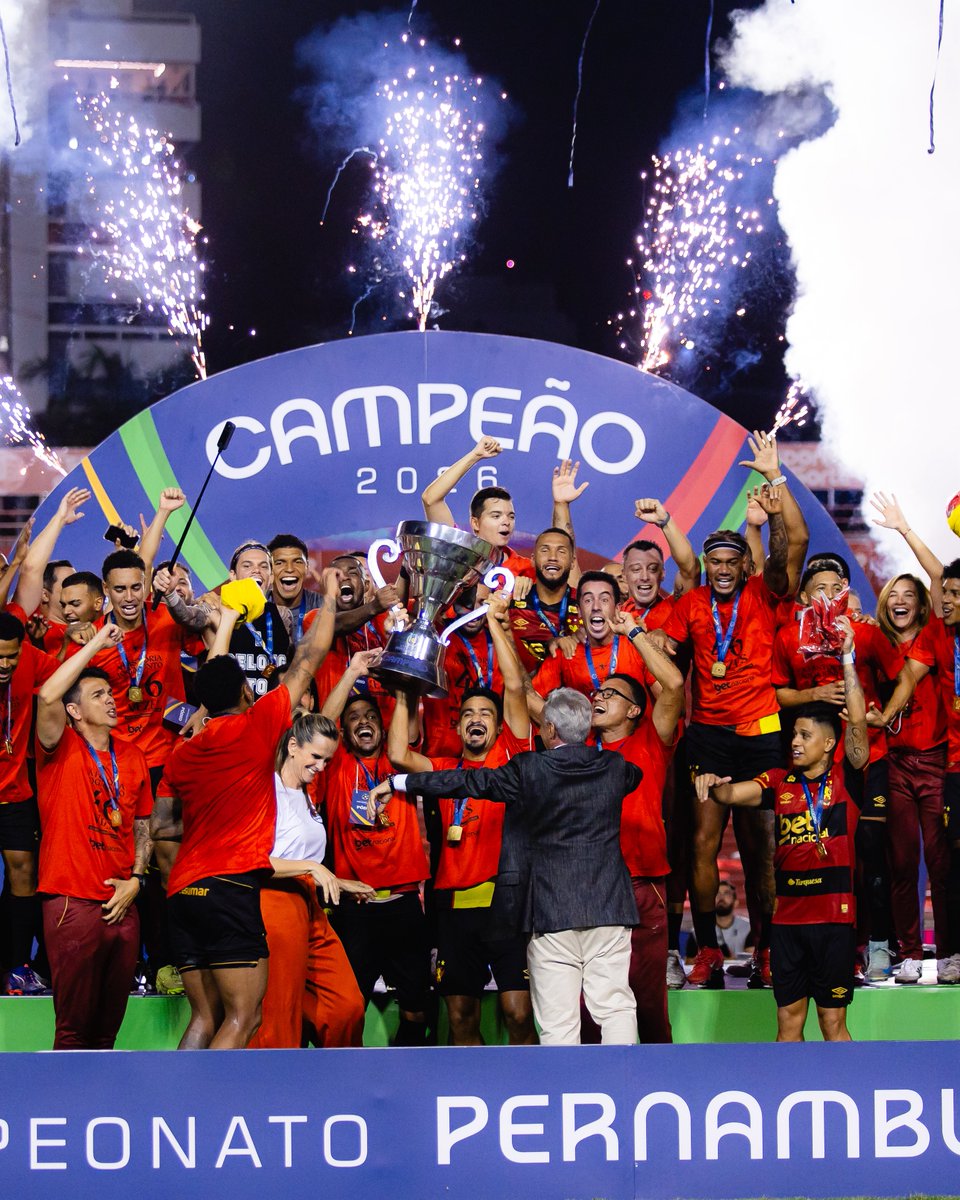 sportrecife's tweet photo. O Sport levanta a taça do Campeonato Pernambucano pela 46ª vez. 𝐒𝐎𝐁𝐄𝐑𝐀𝐍𝐈𝐀! 🏆🦁 #Sport46 #AHistóriaJogaJunto https://t.co/bfehxrMh2V