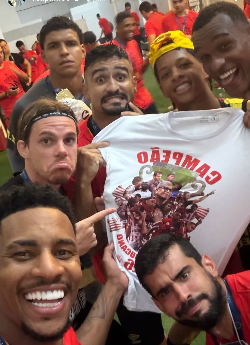 Os jogadores do Sport conseguiram uma camisa confeccionada pelo Náutico, onde todos usariam em caso de título Estadual.