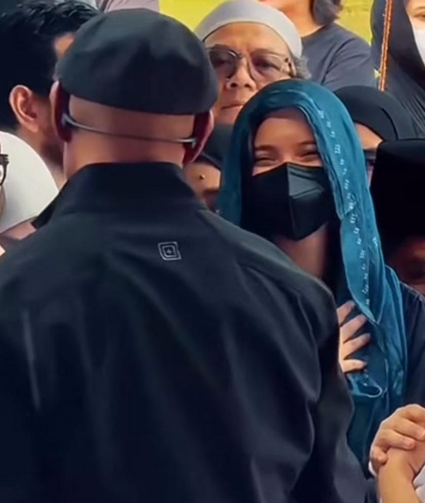 hi kak sheila, cila, ibu negara. 
if no one has told u this yet, lemme say it. thank u for being such an incredible person, staying gentle even when the world was loud to u :( i hope life treats u gently, kak. 
ily, you deserve everything! 🥹🫶🏻🤍