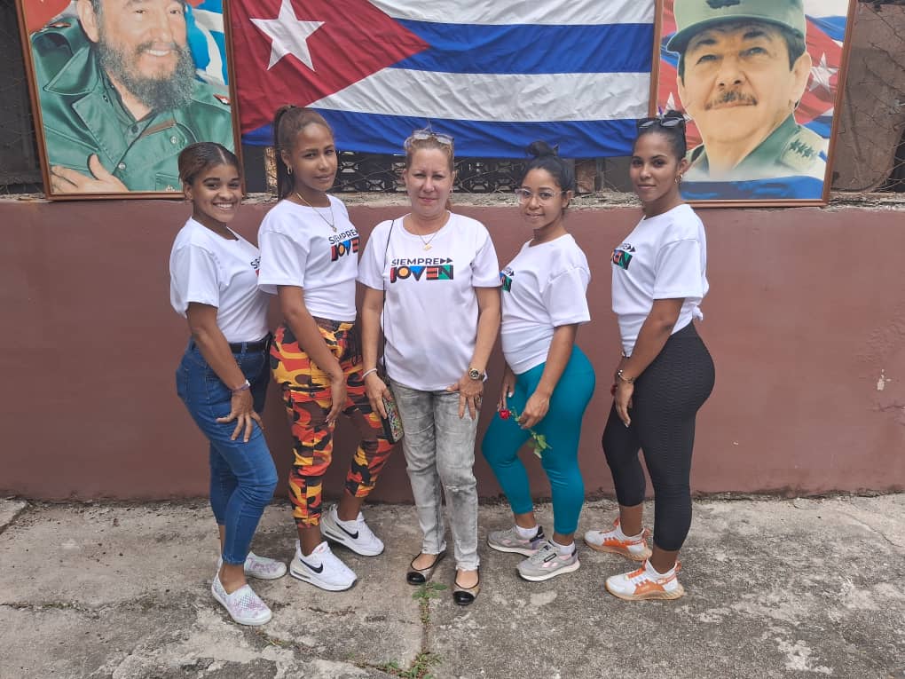 La mujer cubana es la mezcla perfecta de ternura y acero. Capaz de florecer en cualquier terreno y de enfrentar cada reto con una sonrisa y una valentía inquebrantable. Su esencia no se marchita. FELIZ DÍA INTERNACIONAL DE LA MUJER.