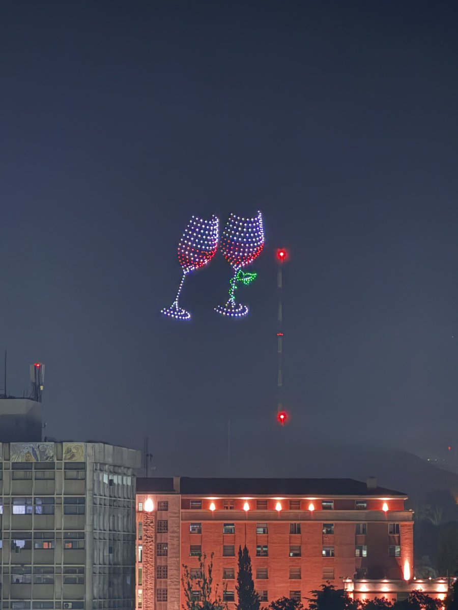 Sabes que estas en Mendoza cuando de repente ves copas de vino en el cielo