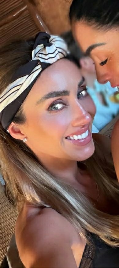 "Hay algo en tus ojos que amo, amo, te amo..." <a href="/Anahi/">Anahi</a> 😍❤