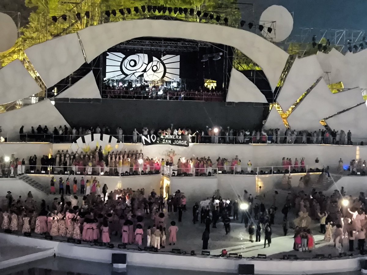 La Vendimia de la Censura: eliminaron cualquier alusión al agua del guión y se encargaron de opacar cualquier reclamo. En la oscuridad se les coló una bandera: NO A LA MINERA SAN JORGE.