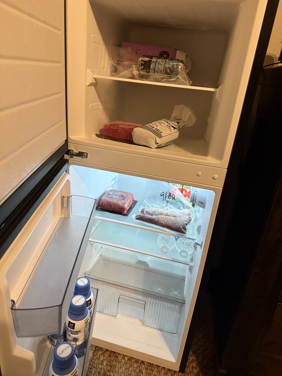 Nbdydoitlikesnu's tweet photo. 145 follower fridge/freezer dox #necessities https://t.co/V6YbryOOXs