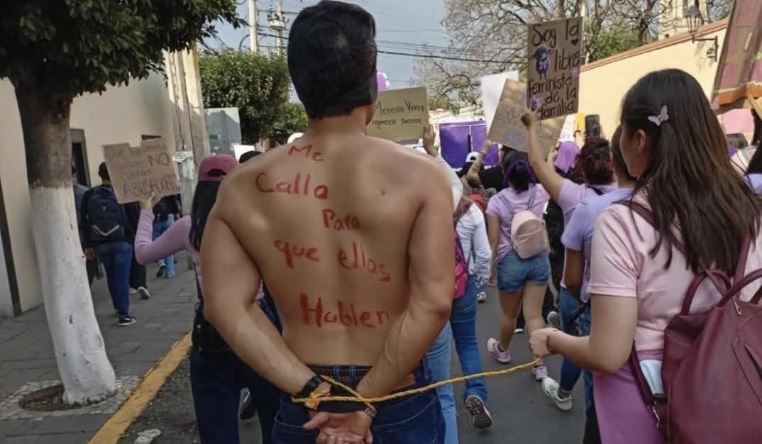 arteaga_franco's tweet photo. #8mars
#8M2026
#Viral
En #Tlaxcala, este #hombre había ido a apoyar a su #novia en la marcha del #8M, lo llevaban #amarrado
Minutos después se encontró a su ex #pareja quien lo señaló de no cumplir con el pago de la #pensión alimenticia
Lo corrieron a #gritos 🤡🤡🤡 https://t.co/QzJG2lksoQ