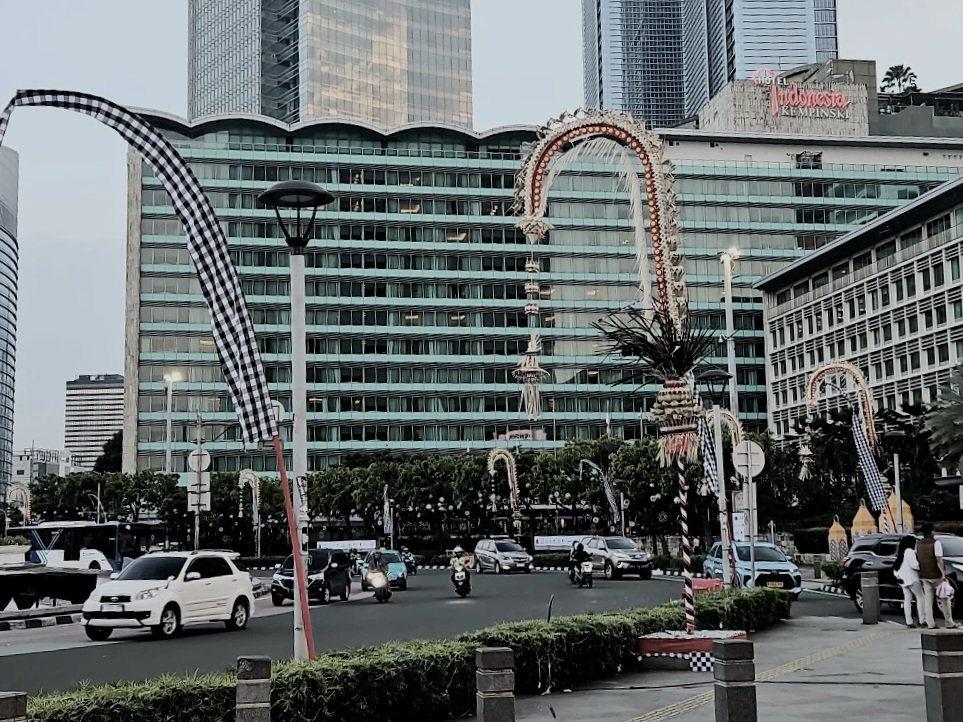 Nggak sempat nonton paradenya, cuman pagi ini kebetulan lewat dan bertahun-tahun di 𝖩𝖺𝗄𝖺𝗋𝗍𝖺, baru kali ini lihat 𝗉𝖾𝗇𝗃𝗈𝗋 di 𝖡𝗎𝗇𝖽𝖺𝗋𝖺𝗇 𝖧𝖨.