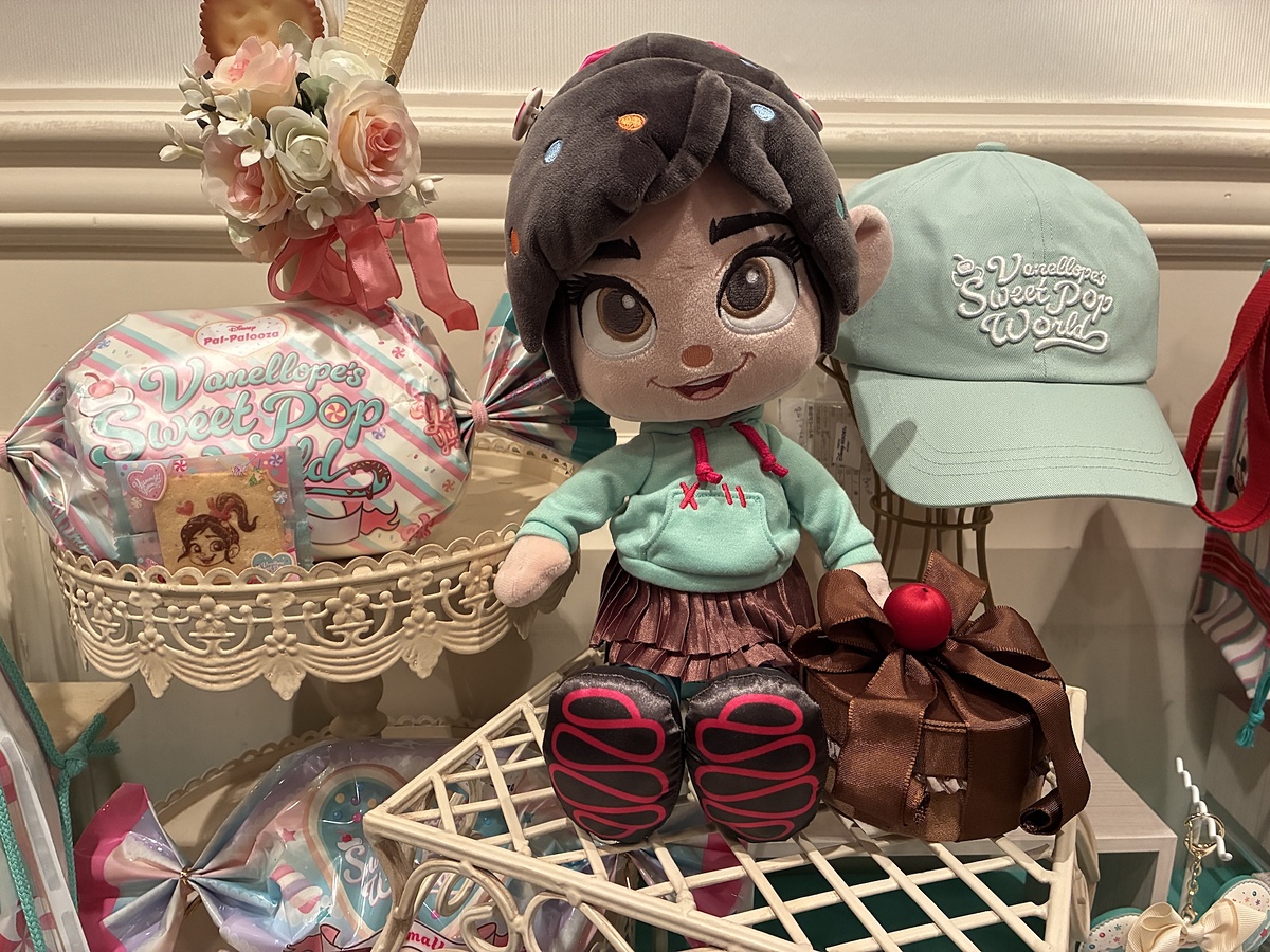 ディズニー】ヴァネロペのパーカーやドーナツクッションがかわいい
