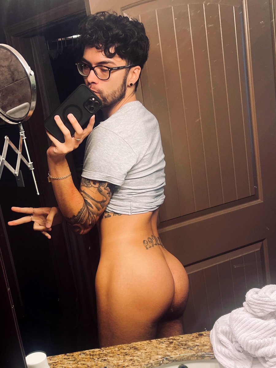 B 🍑 tweet media