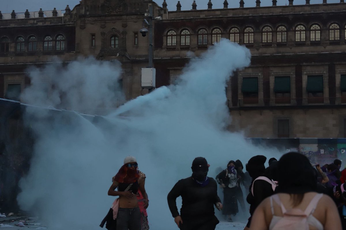 🚨Brigada Humanitaria de Paz Marabunta documentó uso de gas lacrimógeno por parte de elementos de  <a href="/SSC_CDMX/">SSC CDMX</a> en el Zócalo. 

La RRM exige a las autoridades apegarse al protocolo de actuación en contexto de protestas y garantizar la integridad y libertad de expresión. 

🟣#8M2026