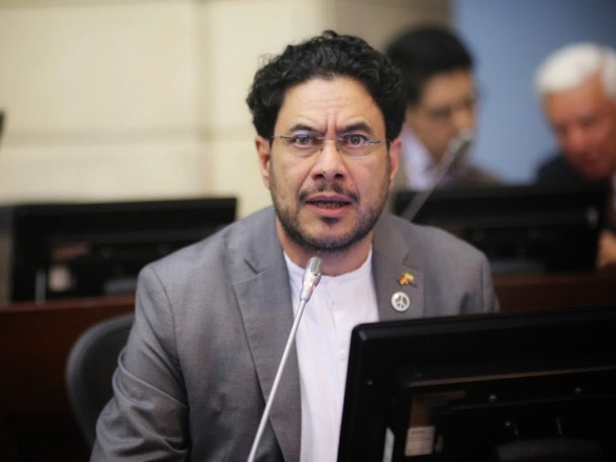 #ATENCION 
Usted votaría por Iván Cepeda
<a href="/IvanCepedaCast/">Iván Cepeda Castro</a> a la Presidencia de la República?  

🔁 Si 
♥️ No