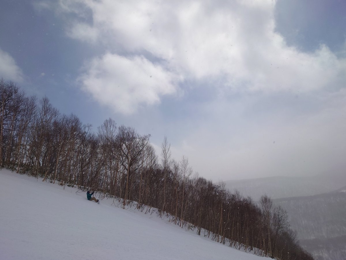 farm1028's tweet photo. 尾瀬岩鞍スキー場  （昨日）

春スキーのつもりで来たら気温低くて最後まで明るいのに良い雪がパラパラ振ってる不思議な天気のおかげで上部と西山はハイシーズン並みの雪。
最後下部に降りてきたらザクザク雪になってて雪質が違いすぎてびっくりした。 https://t.co/fl1jq8M0io