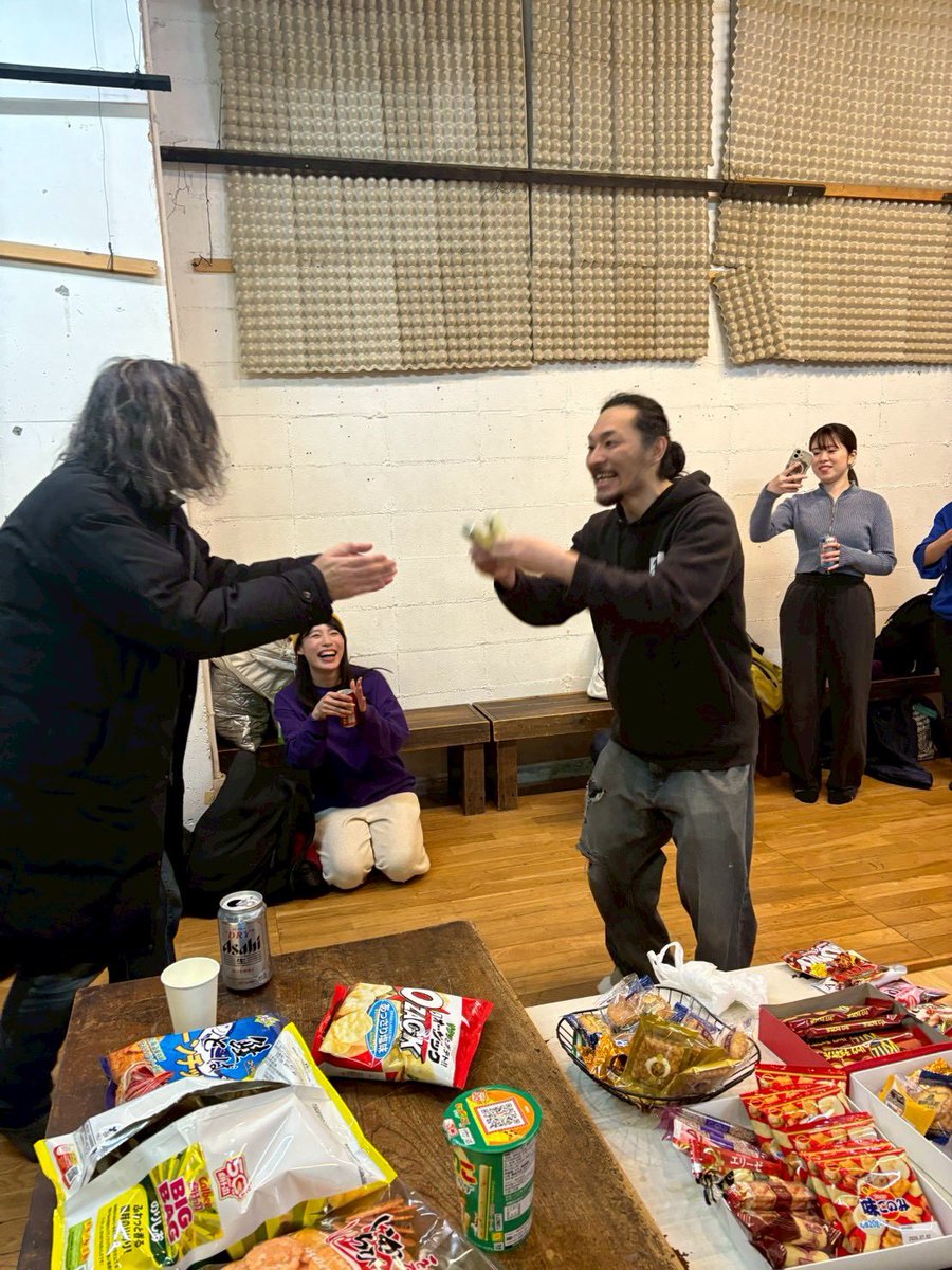 後夜祭のその場のノリで由村氏が俳優賞に輝きました。
安いタバコ2箱を授与され大喜びする氏に、こいつで本当に良かったのかと皆の疑念は深まるばかりでした。
なお、規定により受賞者は次回から出演が出来ません、ありがとう由村君！さようなら由村君！
#地下演劇祭
