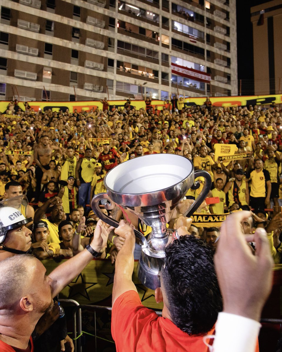 sportrecife's tweet photo. A taça com a gente: nós e nossa torcida. Juntos! 🔥🏆 #Sport46 https://t.co/GV7Y7OD3sW