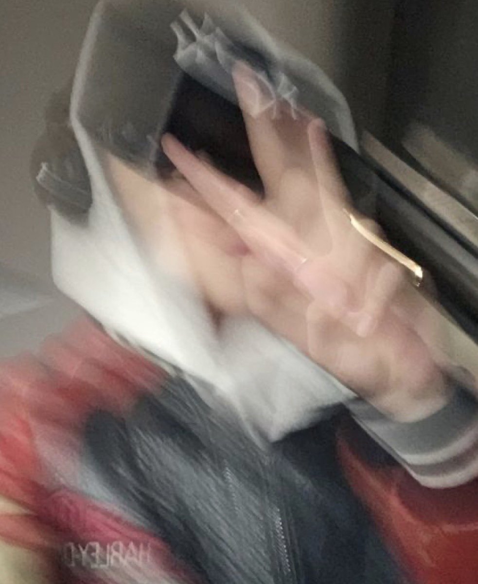 heeheehee_ena's tweet photo. blurry face hehe

#ENSD #EngeneSelcaDay #ENHYPEN 
#NI_KI #엔하이픈 #니키@ENHYPEN_members https://t.co/EaDVxuuMXp