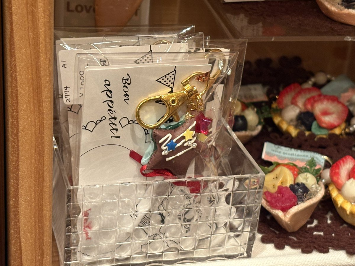 3月より LUPOPO cafe様<a href="/Lupopo_cafe/">*LUPOPO cafe&gallery* 三軒茶屋の糖質オフのケーキ専門カフェとハンドメイドのお店</a> にて委託販売させて頂く事となりました。
展示の様子をお写真をいただきました☆
素敵に並べて下さりありがとうございます！

 #フェイクスイーツ のアクセサリーを置かせて頂いてます♡

お店は、東京都世田谷区三軒茶屋です。
是非お立ち寄りご覧くださいませ☆