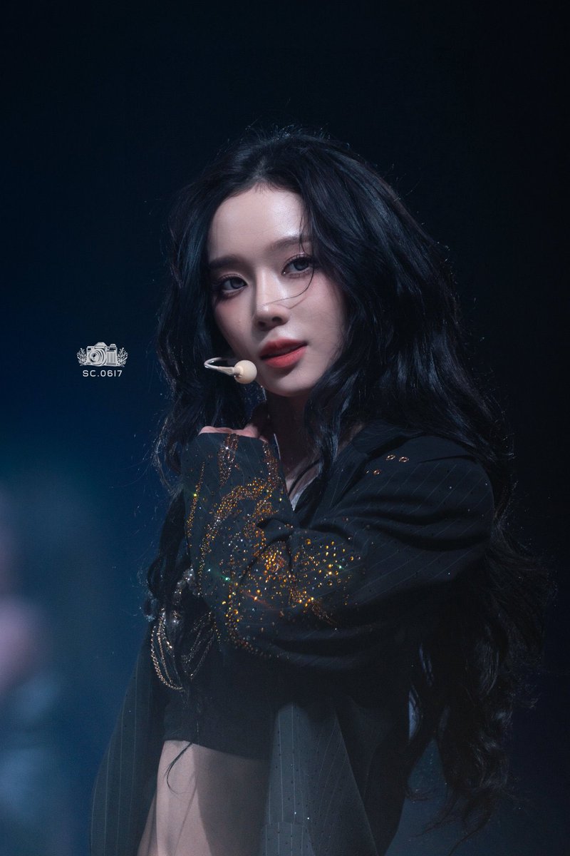 mjwnt19's tweet photo. Same person, different vibe; Winter's duality is really something else. 🤯 https://t.co/f70exLWJ4x