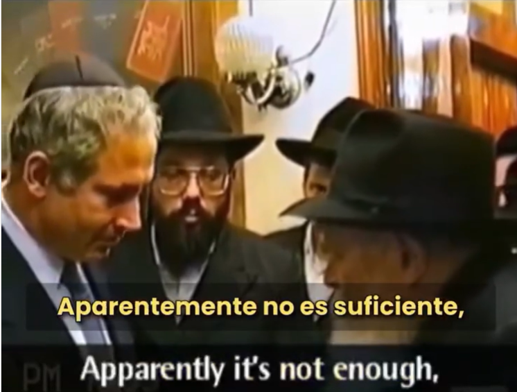 🇺🇸✡️🇦🇷
En su gira por EEUU, nuevamente Milei  visitó la tumba del líder judío Menachem Mendel Schneerson, conocido como el "Rebe de Lubavitch". 
Ya había estado por última vez en julio pasado y volvió para agradecer.
Es el mismo "rebe" que en 1990 le dijo a Netanyahu en NY: "Haz