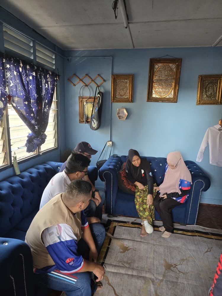 LeeTingHan90's tweet photo. Teruskan usaha Ziarah Kasih sempena Bulan Ramadan hari ini di Kampung Melayu Batu 4 Paloh dan Kampung Muhibbah Paloh untuk memberikan sedikit sumbangan kepada 45 keluarga yang memerlukan. Ramadan mengingatkan kita untuk sentiasa mendekati masyarakat, bertanya khabar dan menyantuni mereka yang memerlukan. Ziarah seperti ini mungkin sederhana, tetapi ia membawa makna besar, tanda bahawa kita tidak melupakan sesiapa dalam komuniti kita.

Terima kasih kepada semua pihak yang turut membantu menjayakan usaha ini, daripada sukarelawan, kepimpinan kampung hingga para penyumbang yang sentiasa bersama dalam menyantuni masyarakat.

Mudah-mudahan setiap langkah kecil ini membawa keberkatan dan sedikit kelegaan kepada mereka yang sedang diuji.

#ZiarahKasih
#DUNPaloh
#BangsaJohor