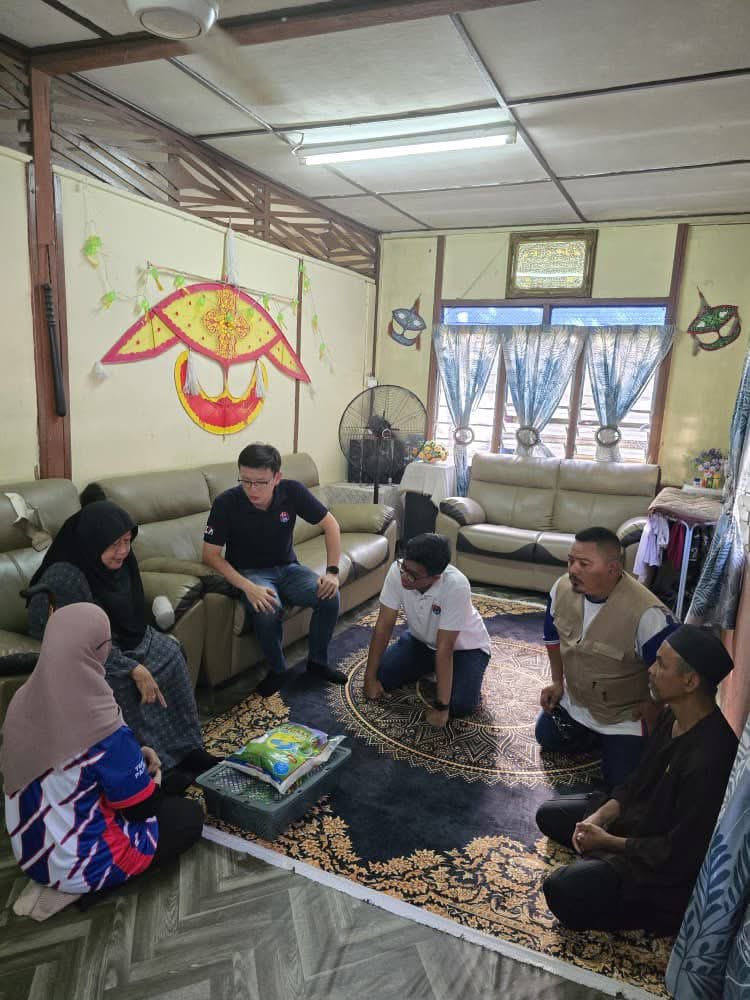 LeeTingHan90's tweet photo. Teruskan usaha Ziarah Kasih sempena Bulan Ramadan hari ini di Kampung Melayu Batu 4 Paloh dan Kampung Muhibbah Paloh untuk memberikan sedikit sumbangan kepada 45 keluarga yang memerlukan. Ramadan mengingatkan kita untuk sentiasa mendekati masyarakat, bertanya khabar dan menyantuni mereka yang memerlukan. Ziarah seperti ini mungkin sederhana, tetapi ia membawa makna besar, tanda bahawa kita tidak melupakan sesiapa dalam komuniti kita.

Terima kasih kepada semua pihak yang turut membantu menjayakan usaha ini, daripada sukarelawan, kepimpinan kampung hingga para penyumbang yang sentiasa bersama dalam menyantuni masyarakat.

Mudah-mudahan setiap langkah kecil ini membawa keberkatan dan sedikit kelegaan kepada mereka yang sedang diuji.

#ZiarahKasih
#DUNPaloh
#BangsaJohor