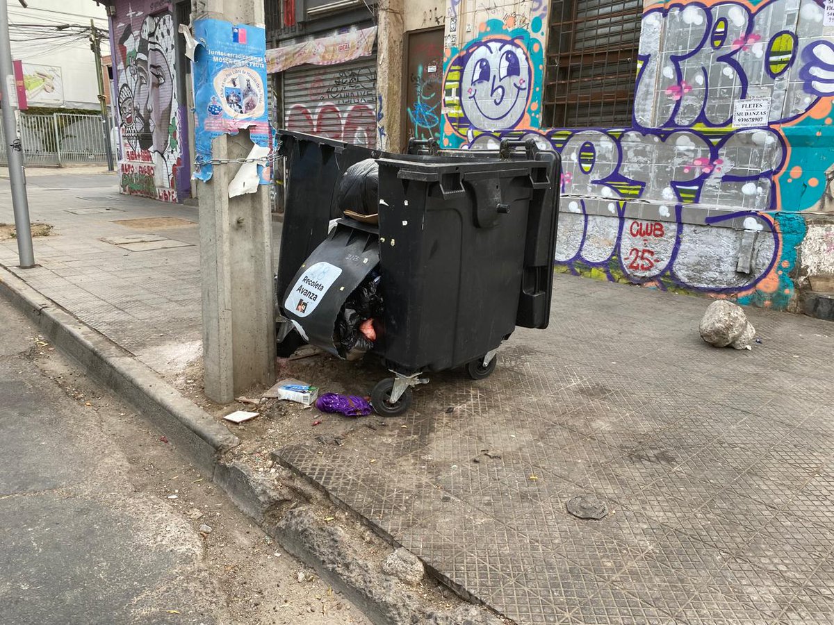 soyrecoletano's tweet photo. @Muni_Recoleta @dimaorecoleta hace 15 dias este contenedor para basura de calle Loreto con pasaje Gutenberg, barrio Patronato Recoleta, esta partido por la mitad.
Urgente reemplazarlo. @FaresJadue @jvecpatronato https://t.co/nu4AdLjyhf