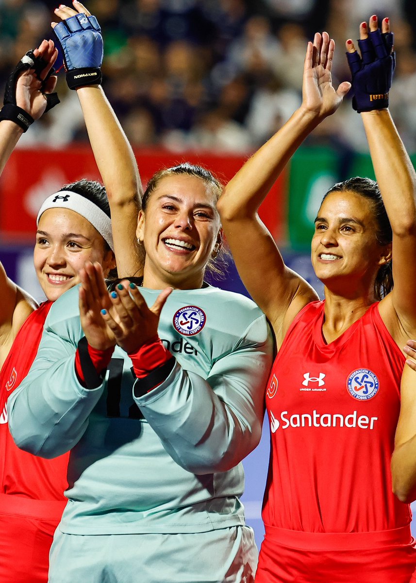 TeamChile_COCH's tweet photo. 😮‍💨😮‍💨 IRREPETIBLE 😮‍💨😮‍💨

Clasificar a tu segundo Mundial consecutivo ✅
Ser campeón en tu casa ✅
Ganar de manera invicta ✅
Ganarle dos veces al 8º del mundo ✅
Llenar el estadio Claudia Schüler y honrar a una leyenda ❤️ ✅

#VamosTeamChile 🇨🇱 https://t.co/rhgZ8FAPJr