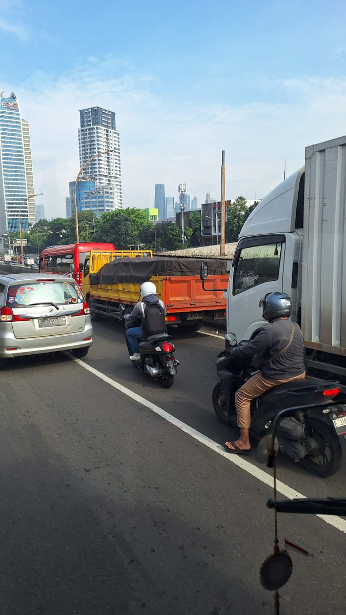 Transportasi Jakarta tweet media