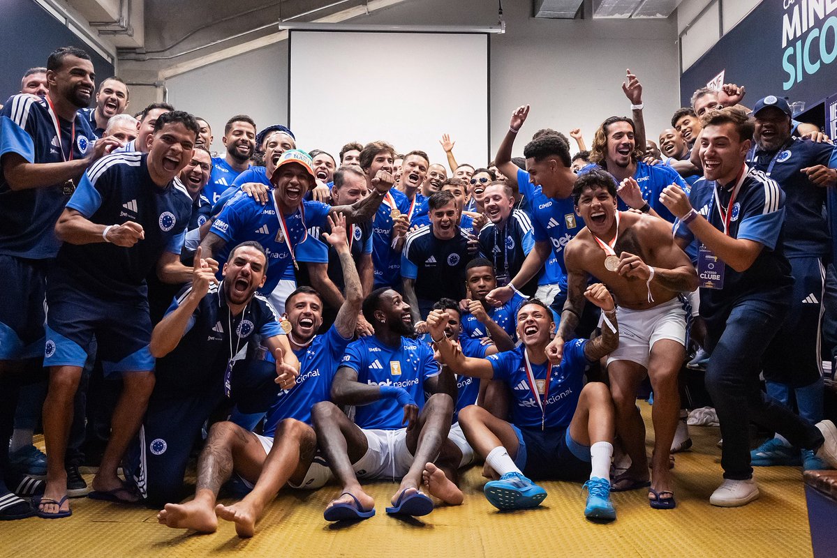 UMA TAÇA CONQUISTADA POR TODOS! 🏆

AQUI É CRUZEIRO ESPORTE CLUBE!!!!! 💙

📸 <a href="/ggaleixo/">Gustavo Aleixo</a> / Cruzeiro