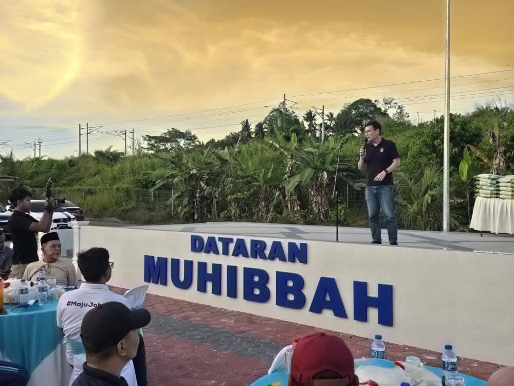 LeeTingHan90's tweet photo. Program Buka Puasa Beramai-ramai DUN Paloh yang ke-7 hari ini berlangsung di Dataran Kampung Muhibbah dalam suasana penuh kebersamaan dan semangat komuniti.

Dataran ini merupakan antara projek yang diusahakan oleh Pusat Khidmat DUN Paloh dengan kerjasama Kementerian Kemajuan Luar Bandar, sebagai ruang komuniti untuk warga setempat berkumpul, menjalankan aktiviti kemasyarakatan serta mengeratkan hubungan sesama penduduk.

Dalam majlis ini, saya turut berkongsi beberapa usaha yang telah dan sedang dilaksanakan bagi meningkatkan infrastruktur serta mengurangkan risiko banjir di kawasan ini. Antaranya ialah cadangan projek Majlis Perbandaran Kluang untuk menukarkan crossing culvert kepada box culvert di Kampung Muhibbah, sebagai langkah mitigasi banjir kilat. Selain itu, projek menaiktaraf sistem perparitan di kawasan ini juga telah siap dilaksanakan bagi memperbaiki aliran air.

Di Kampung Melayu Batu Empat, jambatan di susur masuk utama kampung juga telah siap dibaik pulih selepas mengalami kerosakan serius akibat banjir besar pada tahun 2022. Usaha ini penting bagi memastikan akses keluar masuk penduduk kembali selamat dan lancar.

Pada masa yang sama, kami juga telah menggerakkan beberapa projek pembersihan sungai dengan kerjasama Jabatan Pengairan dan Saliran (JPS) Kluang, sebagai langkah jangka panjang untuk memastikan sistem saliran terus berfungsi dengan baik dan mengurangkan risiko banjir.

Menyedari kesukaran yang dialami sebahagian penduduk akibat banjir kilat yang berlaku baru-baru ini, kami turut menyampaikan sedikit bantuan kepada mereka yang terjejas. Mungkin tidak besar nilainya, tetapi ia adalah tanda keprihatinan dan solidariti kita bersama.

Mudah-mudahan usaha untuk menambah baik infrastruktur, memperkukuh mitigasi banjir serta menjaga kebajikan warga akan terus kita laksanakan dari semasa ke semasa.

Terima kasih kepada semua pihak yang hadir dan sentiasa bersama dalam usaha membangunkan komuniti kita.

#DUNPaloh
#BangsaJohor
#MajuJohor
