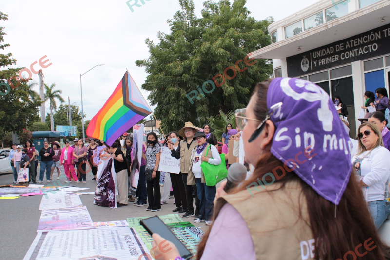 Riodoce_mx's tweet photo. Decenas de #mujeres #marcharon por las calles de la ciudad de #Guasave para conmemorar el #DíadelaMujer, culminando en las instalaciones de la Fiscalía General del Estado, donde emitieron un posicionamiento frente a los feminicidios presentados en el municipio y la omisión de autoridades respecto a sus labores.
📷https://t.co/BmRs3mVNWm