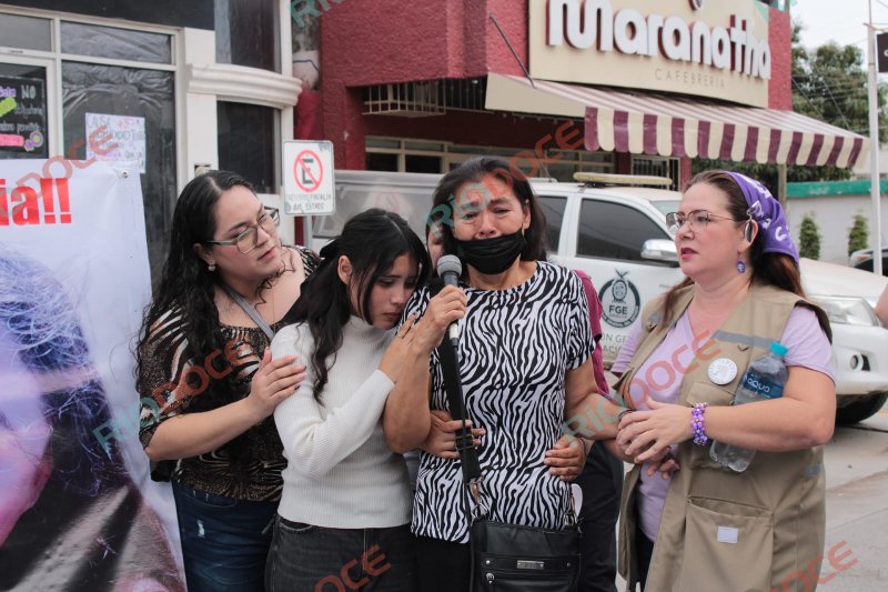 Riodoce_mx's tweet photo. Decenas de #mujeres #marcharon por las calles de la ciudad de #Guasave para conmemorar el #DíadelaMujer, culminando en las instalaciones de la Fiscalía General del Estado, donde emitieron un posicionamiento frente a los feminicidios presentados en el municipio y la omisión de autoridades respecto a sus labores.
📷https://t.co/BmRs3mVNWm