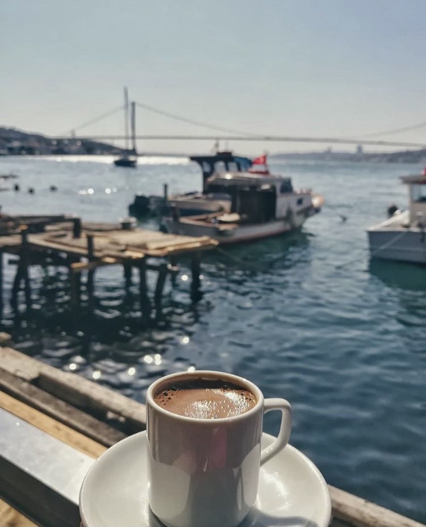 “Kitob o‘qib, she’r o‘qib, qo‘shiq tinglab yoki bir qahva ichib huzur topadigan ayolni hech kim yenga olmaydi; hatto hayot ham uning qarshisida yutqazadi.”
— Halil Cibran ✨