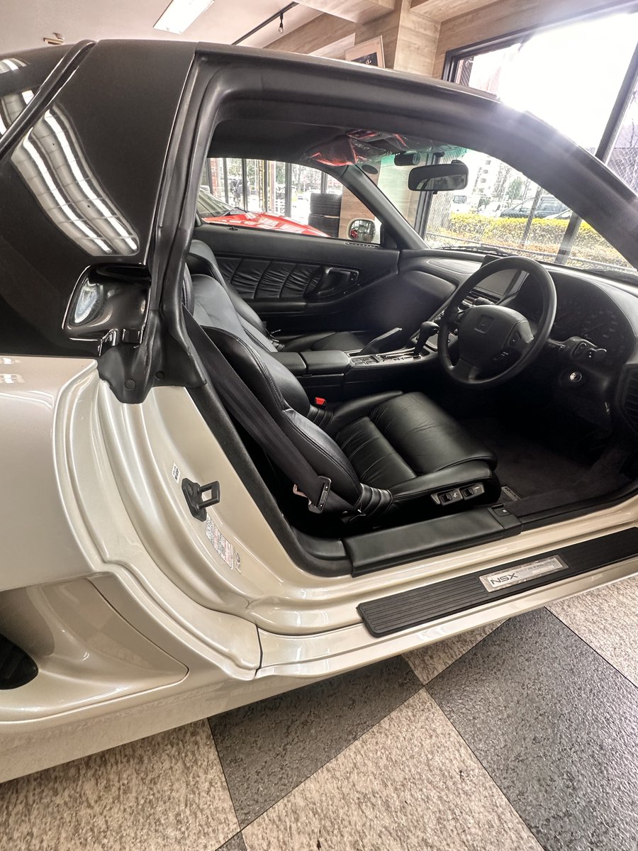 YokooAuto_alpha's tweet photo. 𝐹𝑂𝑅 𝑆𝐴𝐿𝐸

H11年式　140型  AT Fマチック12.4万km
プラチナホワイトパール✖️黒革

お目見えです❗️

9.2万km時タイベル交換済み

ダブルエアバッグ、パワステつきです！

珍しい白、140型です❗️

是非お問い合わせ下さい https://t.co/OQWciGUEbC