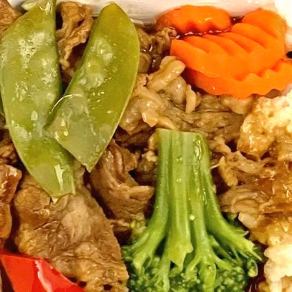 shang531's tweet photo. 華航の機内食
台湾人CA「雞肉飯」
日本人CA「とり肉ごはん」
出てきたモノ
我「見た目牛丼...」
食べてみる
我「...味も牛丼、絶対牛の薄切りばら肉」

「ぶたにくごはん」＝「カレー」以上にもやるwww https://t.co/Th27AovgfO