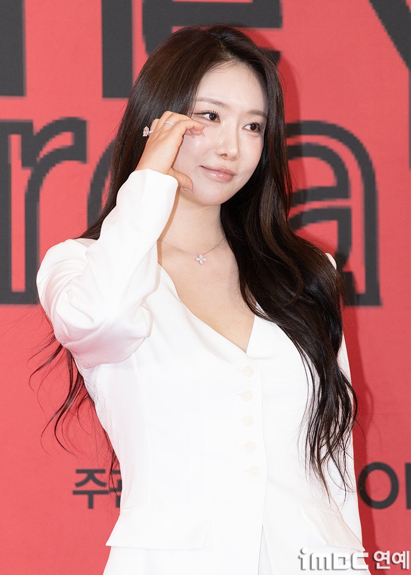 imbcenews's tweet photo. [포토] 브브걸 민영, 러블리 볼하트
#브브걸 #민영 #동대문디자인플라자 #DDP #러룩오브더이어스타어워즈 #레드카펫_260308 [iMBC연예]

브브걸 민영이 8일 오후 서울 동대문디자인플라자(DDP)에서 열린 ‘2026 더룩오브더이어 스타 어워즈’ 시상식 레드카펫 행사에 참석해 포즈를 취하고 있다.

🔗https://t.co/0yibtlxVqO