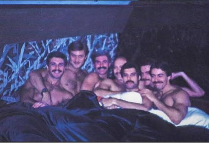 fillophane's tweet image. contei pro meu namorado que nosso aniversário do ano que vem vai cair no carnaval e ele sugeriu uma suruba pra comemorar