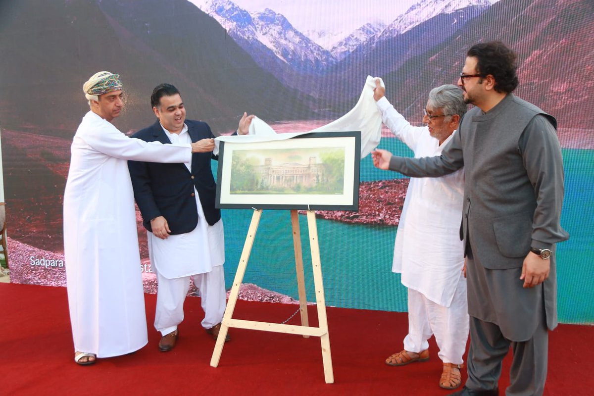 حضر سعادة القنصل العام (عميد السلك القنصلي) المهندس سامي بن عبدالله الخنجري مأدبة الإفطار التي أقامها مكتب الاتصال للشؤون الخارجية في كراتشي بمناسبة حلول شهر رمضان المبارك، بحضور عدد من المسؤولين وأعضاء السلك الدبلوماسي ورجال الأعمال