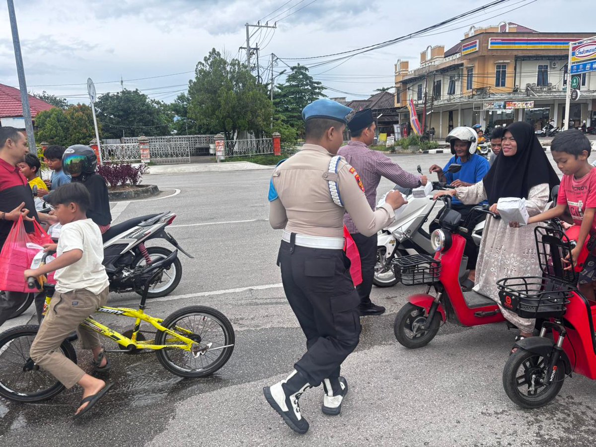 polsek_longikis's tweet photo. Tanah Grogot – Berbagi keberkahan di bulan suci Ramadhan, personel gabungan Satresnarkoba, Si Propam, dan Si Dokkes Polres Paser menggelar kegiatan pembagian takjil kepada masyarakat, Minggu sore (08/03/2026)  di depan Mako Polres Paser. https://t.co/AnQljsf8wk