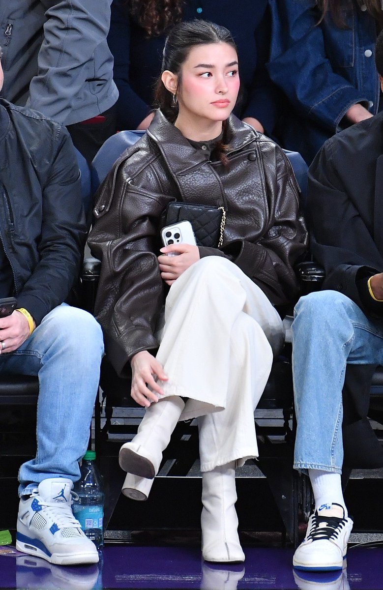 LIZA SOBERANO SPOTTED AT NBA GAME LOOK: Actress Liza Soberano was spotted courtside during the Los Angeles Lakers vs. New Orleans Pelicans game, as shared on social media by NBA Philippines. |