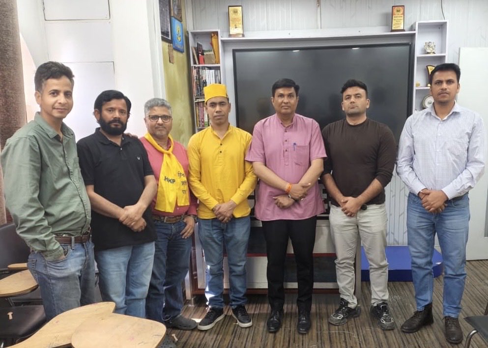 HKP4India's tweet photo. हिमालय क्रांति पार्टी की बैठक दिल्ली प्रदेश अध्यक्ष श्री बृजेश शर्मा जी के कार्यालय में संपन्न हुई।

पार्टी का प्रदेश कार्यालय दिल्ली के कड़कड़डूमा में खुलेगा, जहाँ से #HKP के क्रांतिवीर जरूरतमंद लोगों की हर संभव सहायता करेंगे।
ईमानदार, कर्मठ एवं काबिल व्यक्तियों को नेतृत्व देना। https://t.co/om3U1oB8SY