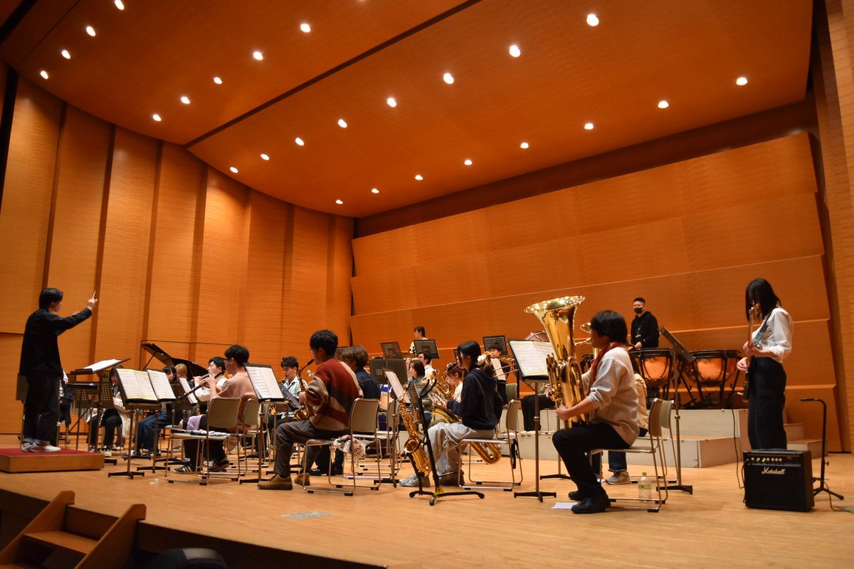 まずは定演のリハーサルの様子をお届け！

普段はスマートフォンで撮影していますが、今回は一眼レフを使用して撮影しました！✨️
リハーサルでは合奏や舞台転換の確認をし、一連の流れを練習しました

本番への緊張とワクワクで胸がいっぱいになった1日でした😆

 #兵庫県立大学吹奏楽団