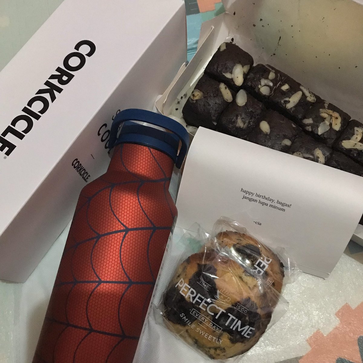 marlboromerahx's tweet photo. makasih birthday gift yg telat sebulan &amp; brownies po setahun nya bre @nutlattes https://t.co/HxnBSaoCsf