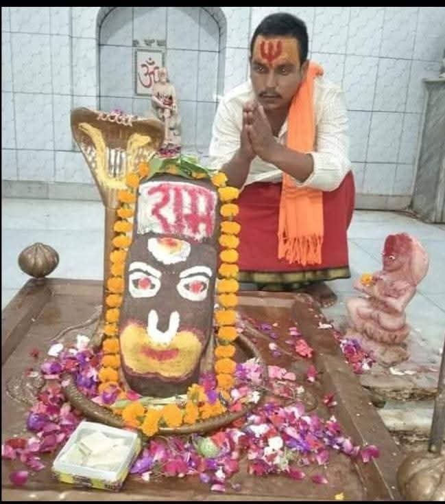 UPkesari's tweet image. #कानपुर 
प्रतिष्ठित मंदिर का महंत बताने वाले को पब्लिक ने जमकर पीटा
कुछ दिन पहले मीट की दुकान में मीट खाते दिखा था महंत फोटो व वीडियो हुए थे वायरल
महंत की जमकर पब्लिक ने कर दी पिटाई
रावतपुर पुलिस ने महंत जी को किसी तरह भीड़ से निकालकर ले गए
#Kanpur #VideoViral @Uppolice #upnews