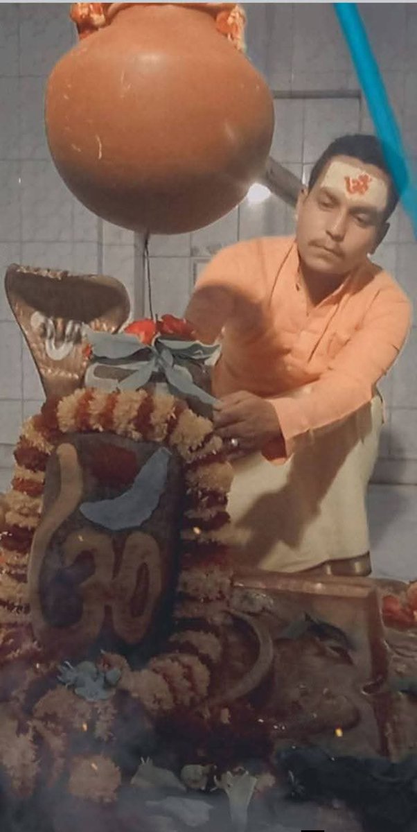 UPkesari's tweet image. #कानपुर 
प्रतिष्ठित मंदिर का महंत बताने वाले को पब्लिक ने जमकर पीटा
कुछ दिन पहले मीट की दुकान में मीट खाते दिखा था महंत फोटो व वीडियो हुए थे वायरल
महंत की जमकर पब्लिक ने कर दी पिटाई
रावतपुर पुलिस ने महंत जी को किसी तरह भीड़ से निकालकर ले गए
#Kanpur #VideoViral @Uppolice #upnews