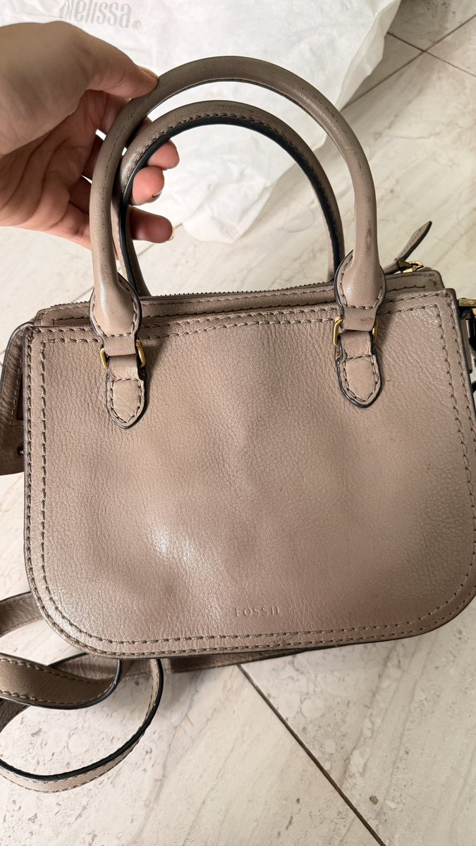 jisungsook's tweet photo. preloves tas fossil condinya sesuai sm yg di pict kl minat detail dm ajaa yaww, price 550k boleh nego https://t.co/GJbTBkiGTH