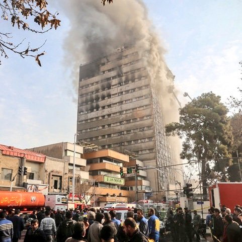 TayyarShahin's tweet image. #عکس_جنگ_نیست
ساختمان پلاسکوئه که #آخوند برای به حاشیه بردن ترور درون سازمانی رفسنجانی، در ۳۰ دی ۱۳۹۵ به آتش کشید و ۱۶ آتش‌نشان و ۶ نفر از مردم رو باهاش به قتل رسوند.