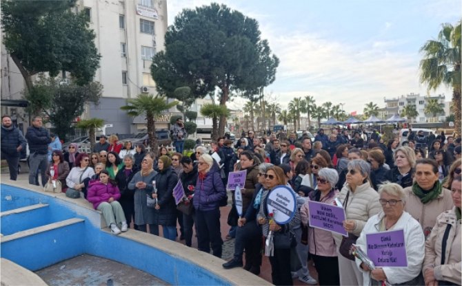 Aliağa'da Kadınlar Hakları İçin Yürüdü

Aliağa Emek ve Demokrasi Platformu, 8 Mart vesilesiyle yürüyüş düzenledi. Demokrasi Meydanı’nda yapılan açıklamada şiddete karşı dayanışma ve eşitlik vurgusu yapıldı.
yenivizyon.net/aliagada-8-mar…
#Aliağa #8Mart #Kadın
