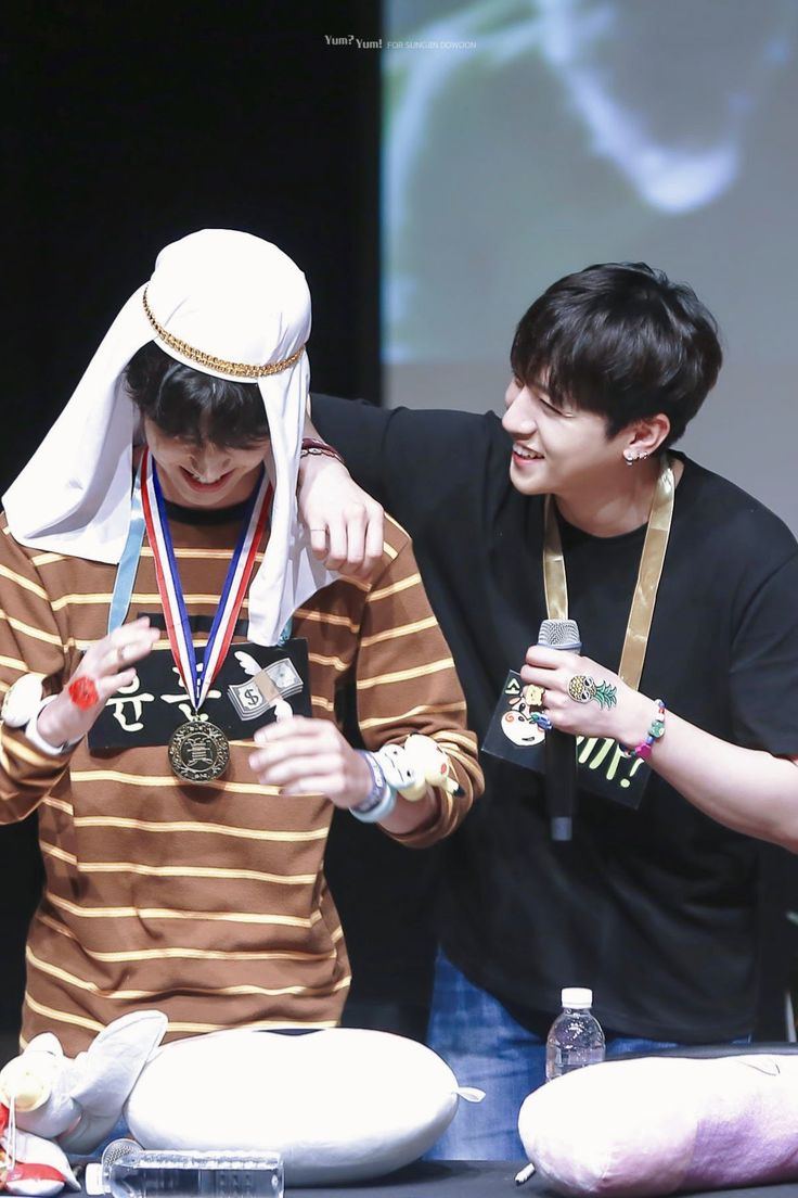 뭔가 컨셉잡고 사진찍을때는 뚝딱이다가 평소 뒤에서 둘만의 자연스러움이 묻어나오는 모먼트 보는게 넘 좋음