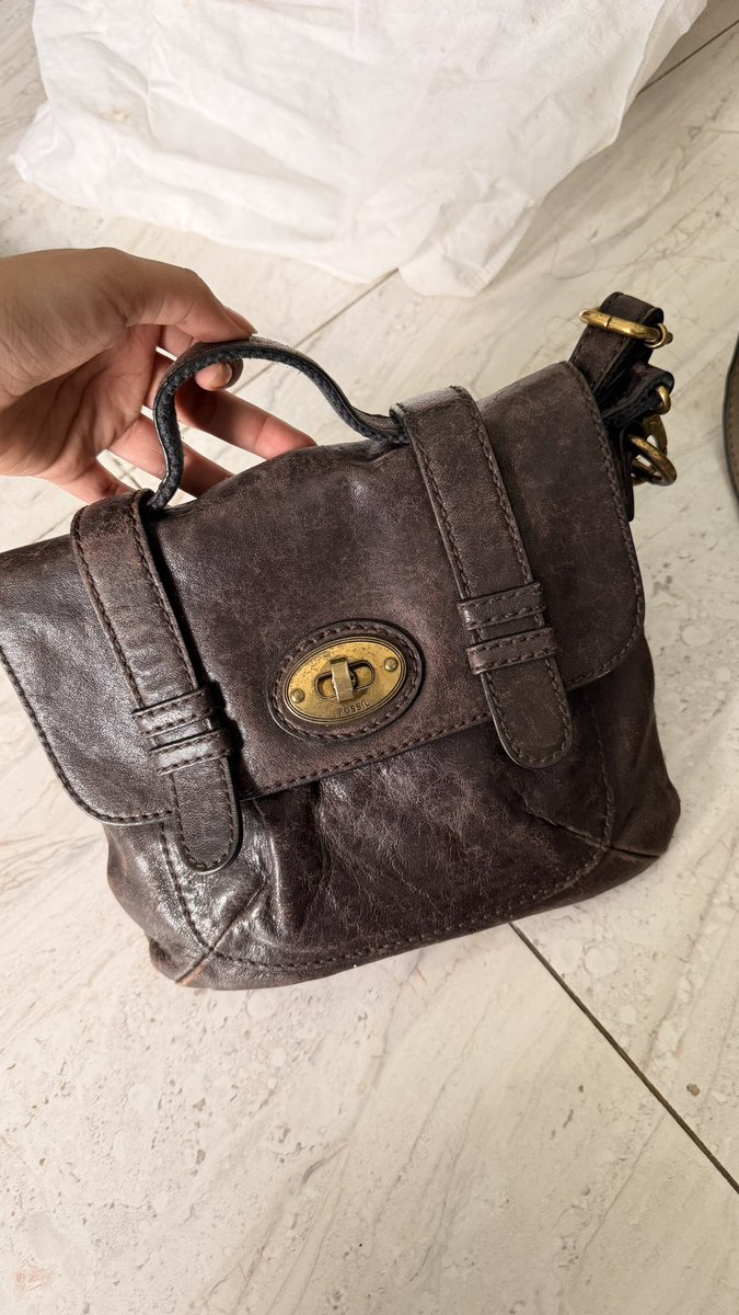 jisungsook's tweet photo. preloved tas fossil ada tali panjangnya, condi sesuai pict, dia emg modelnya ga 100% black price 500k boleh nego https://t.co/4LbaJa8X7W